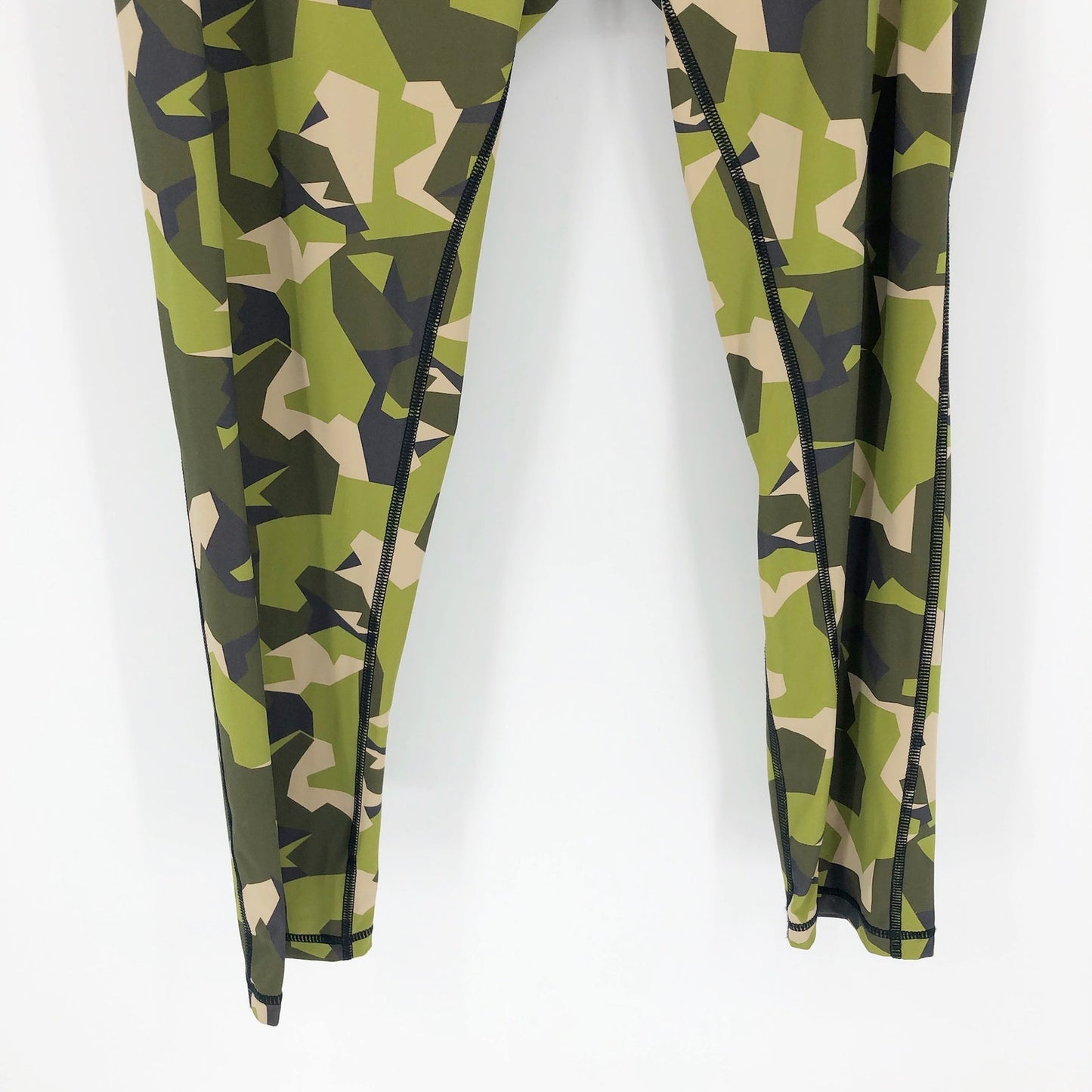 BASS OUTDOOR Women's Rover 7/8 Leggings Green Camo LARGE