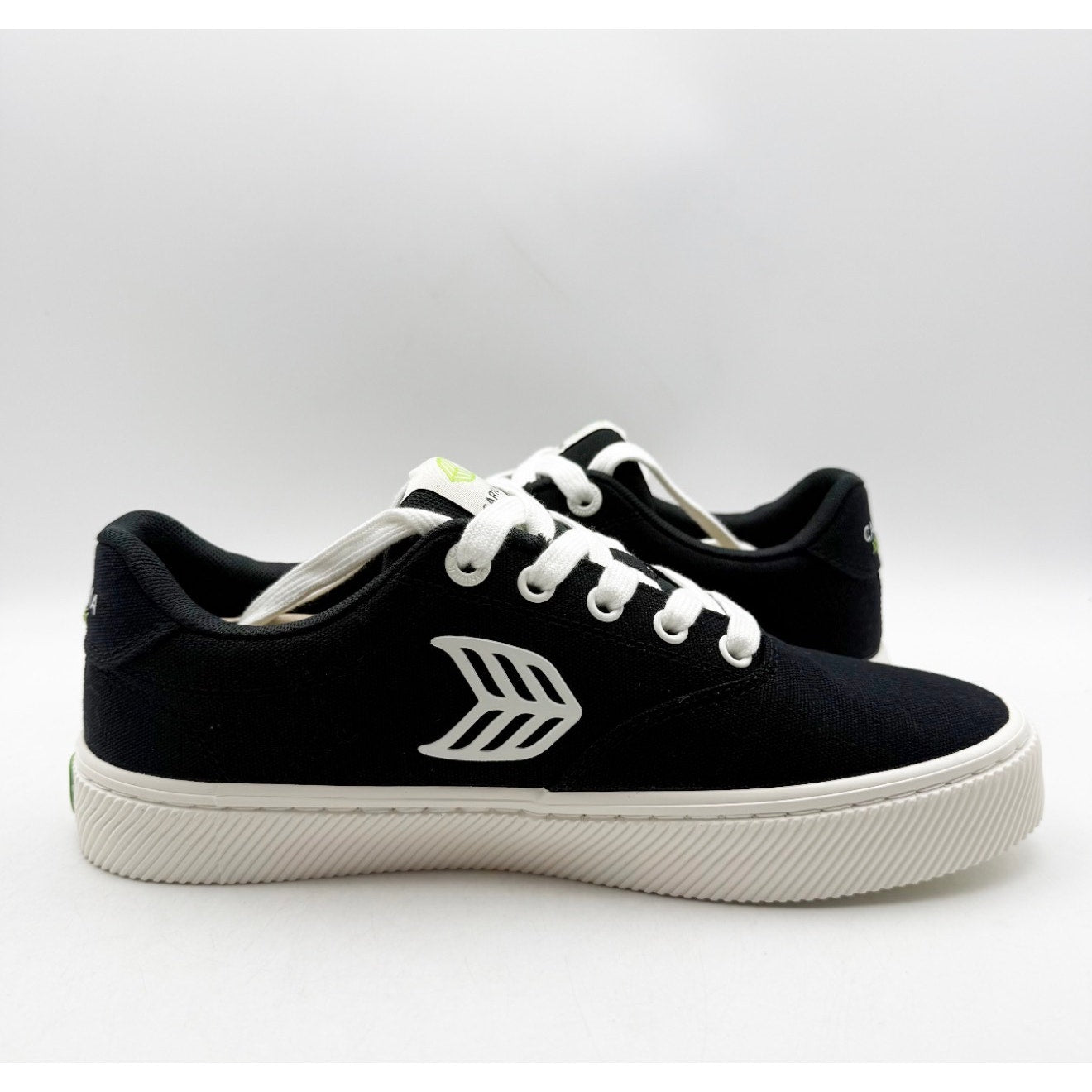 Cariuma Womens Naioca Sneakers Size 8.5 Black Off White Organic Canvas NIB
