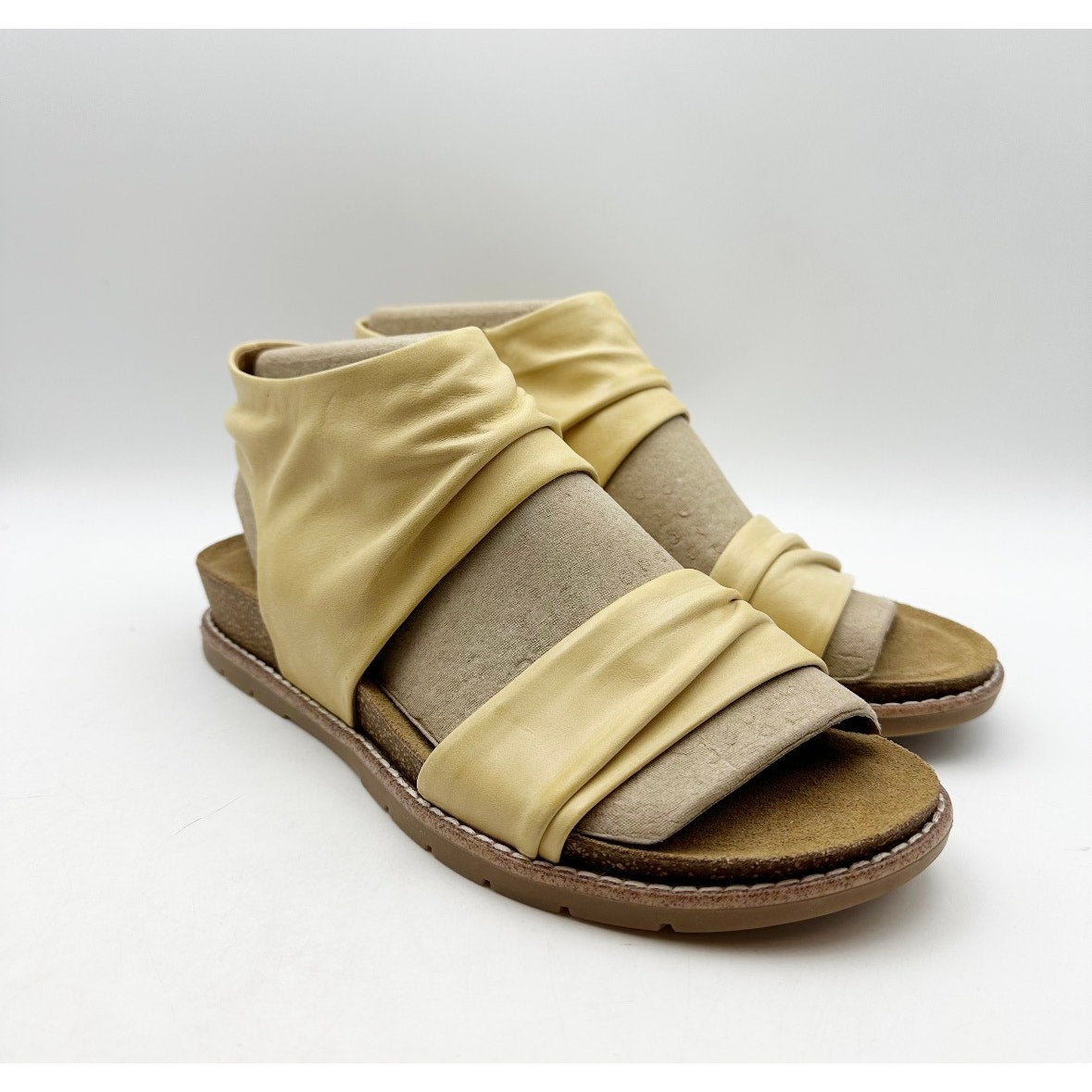 COMFORTIVA Womens Gale Sandals Size 9.5 Mexico Yellow Leather Memory Foam NIB