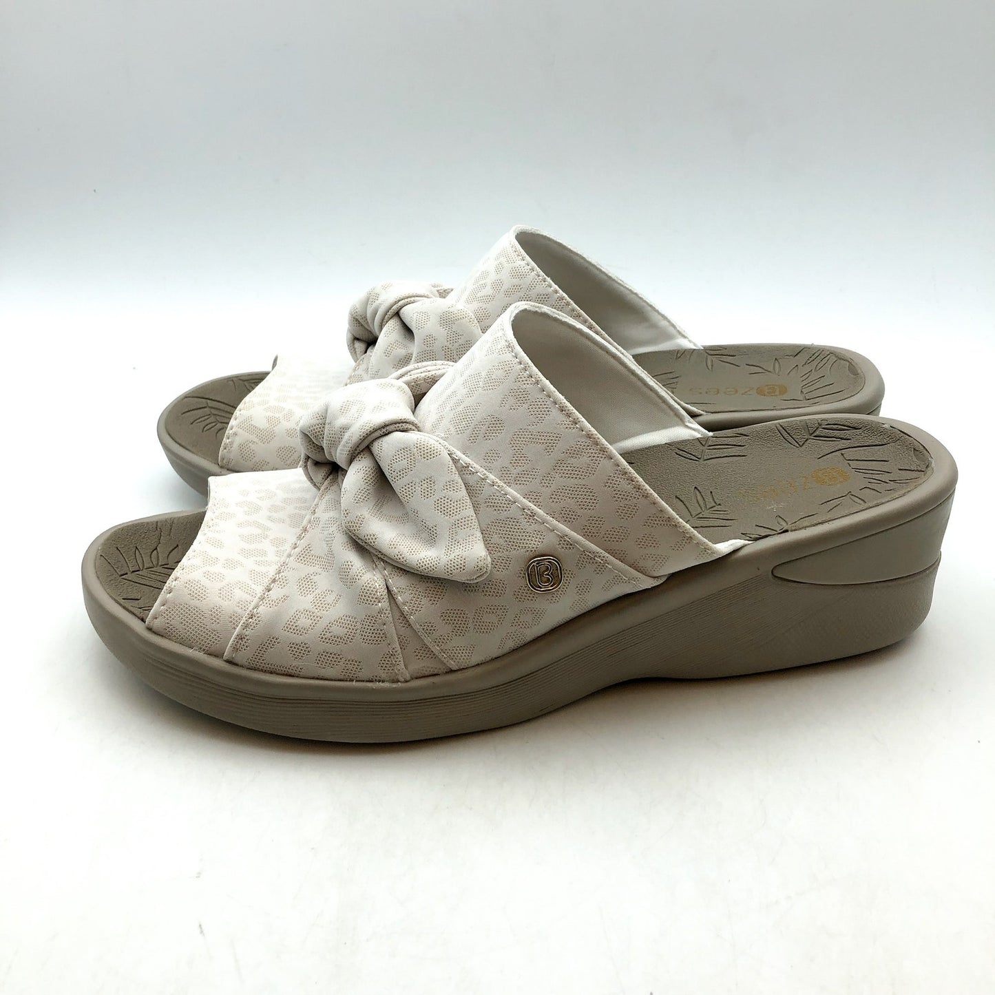 BZEES Womens Smile Comfort Wedge Slide Sandal 6 Wide Beige Cheetah Fabric NIB