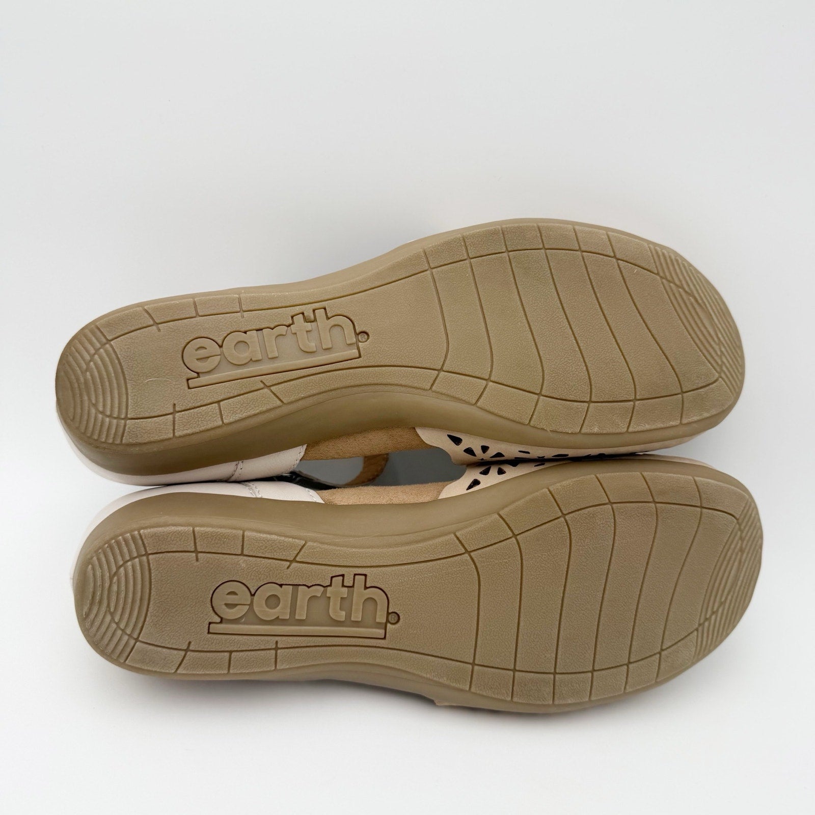 Earth Womens Betti Flats Size 9.5 M Ivory White Leather Perforated Scalloped NIB
