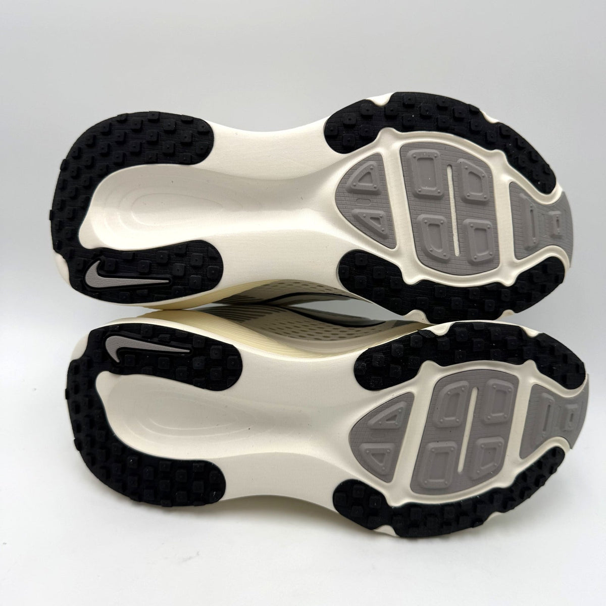 Nike Womens Vomero 18 Running Shoes Size 8 EU 39 White Black Athletic NIB