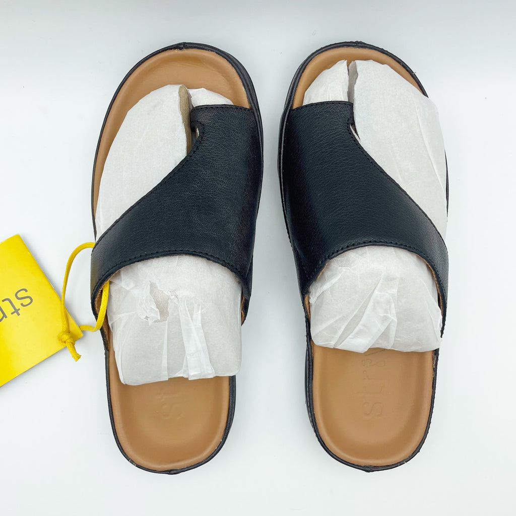 Strive Womens Capri II Thong Sandals US 6 EU 36 Black Leather NIB