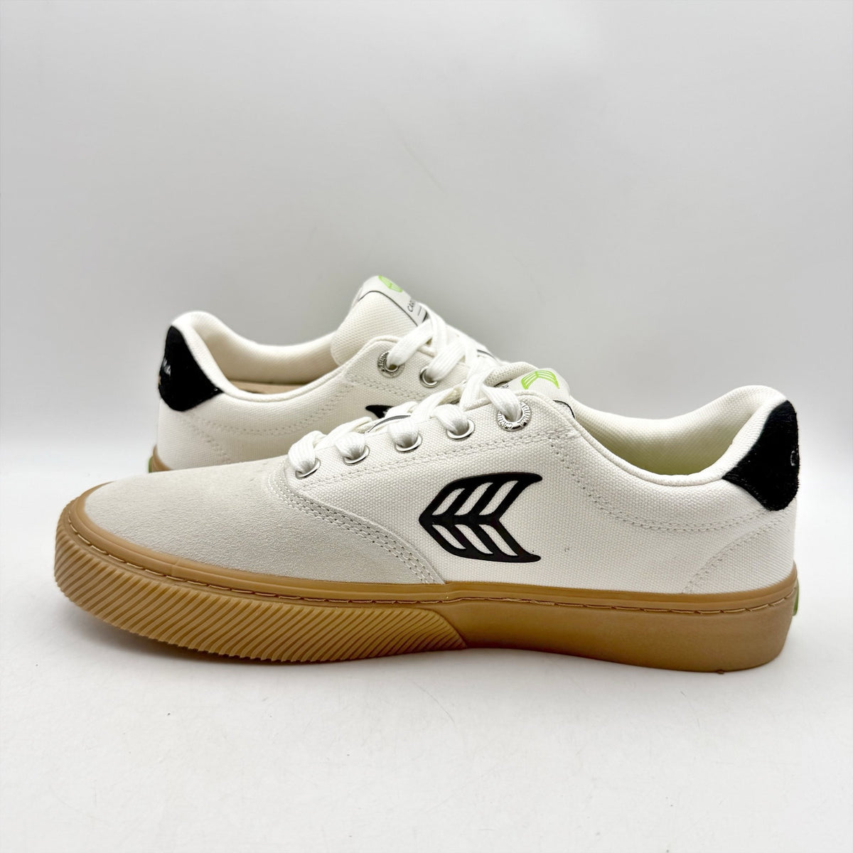 Cariuma Womens Naioca Pro Skate Low Sneakers US 8.5 White Black Canvas Suede NIB