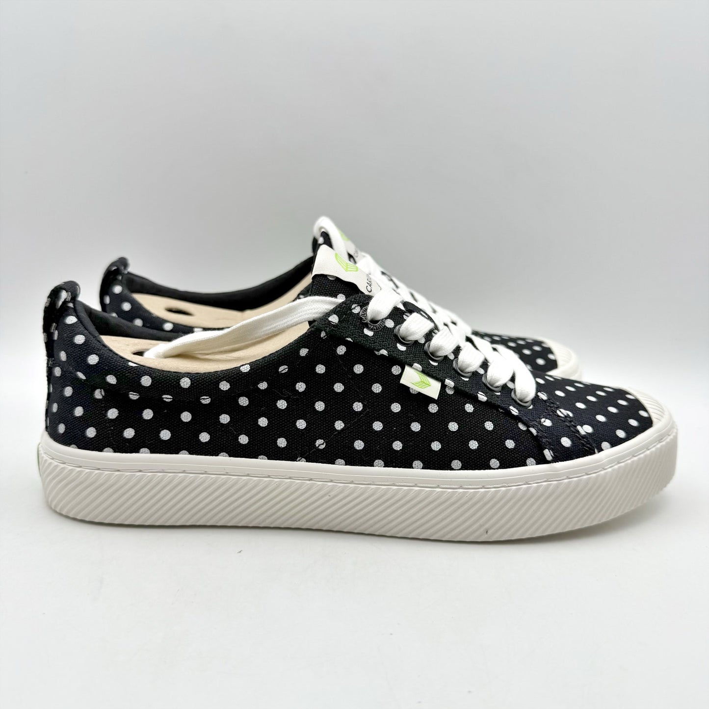 Cariuma Womens OCA Low Sneakers US 10 EU 41 Black White Canvas NIB