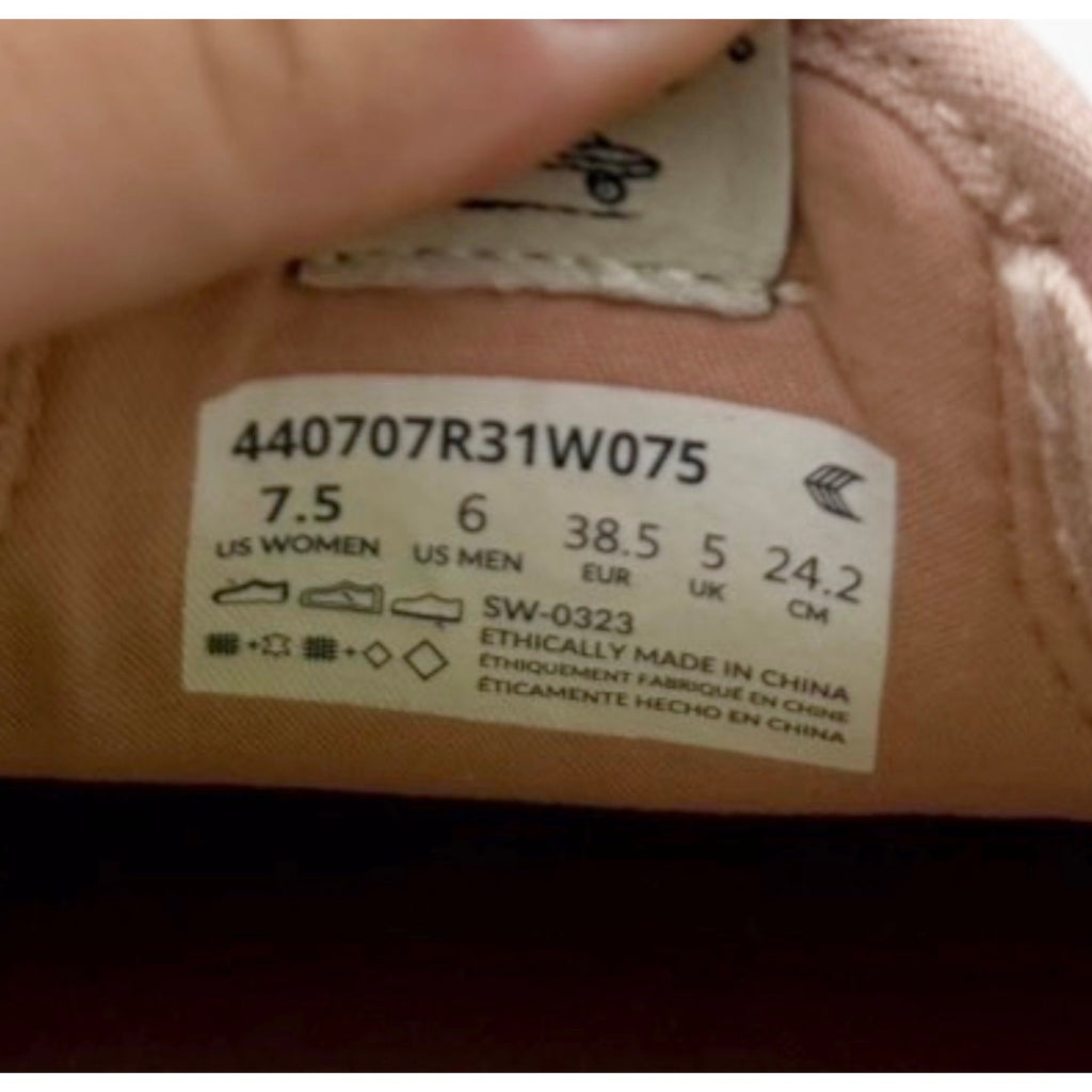 Cariuma Womens Peanuts Pro Skate Slip On Sneakers US 7.5 Pink Suede Canvas NIB