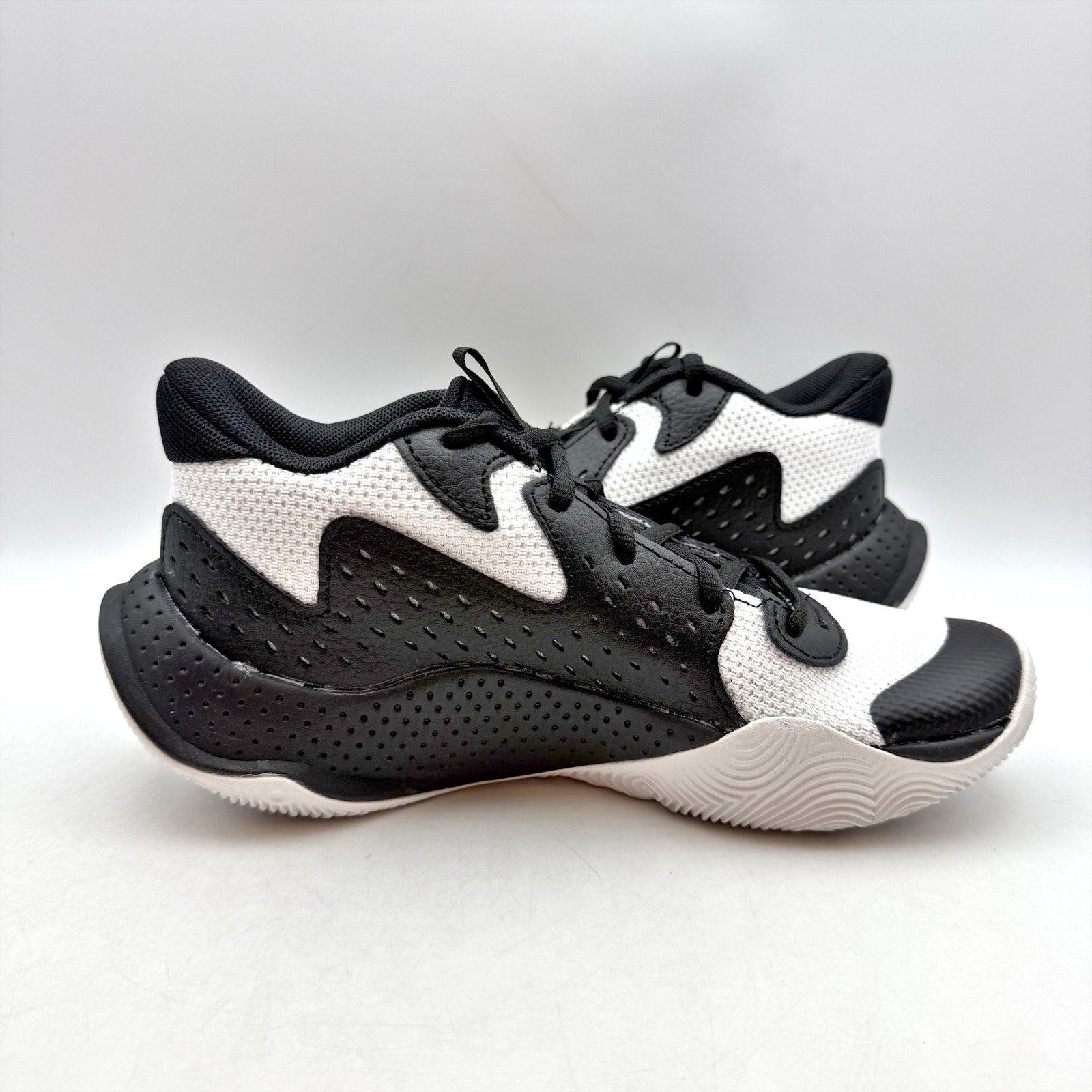 Under Armour Boys GS Jet '23 Basketball Sneakers US 5 YOUTH Black Gold NIB