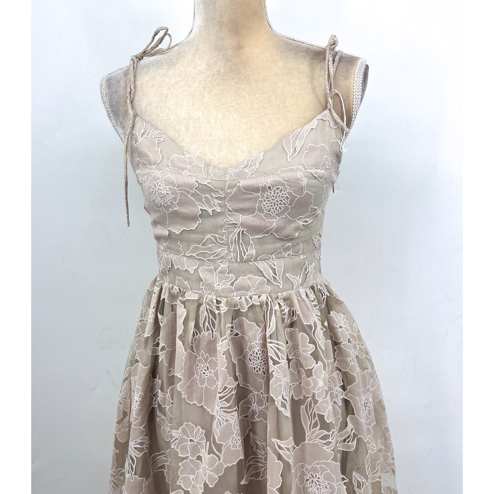 EN SAISON Women's Jenna Midi Dress Small Natural Beige Organza Floral NWOT