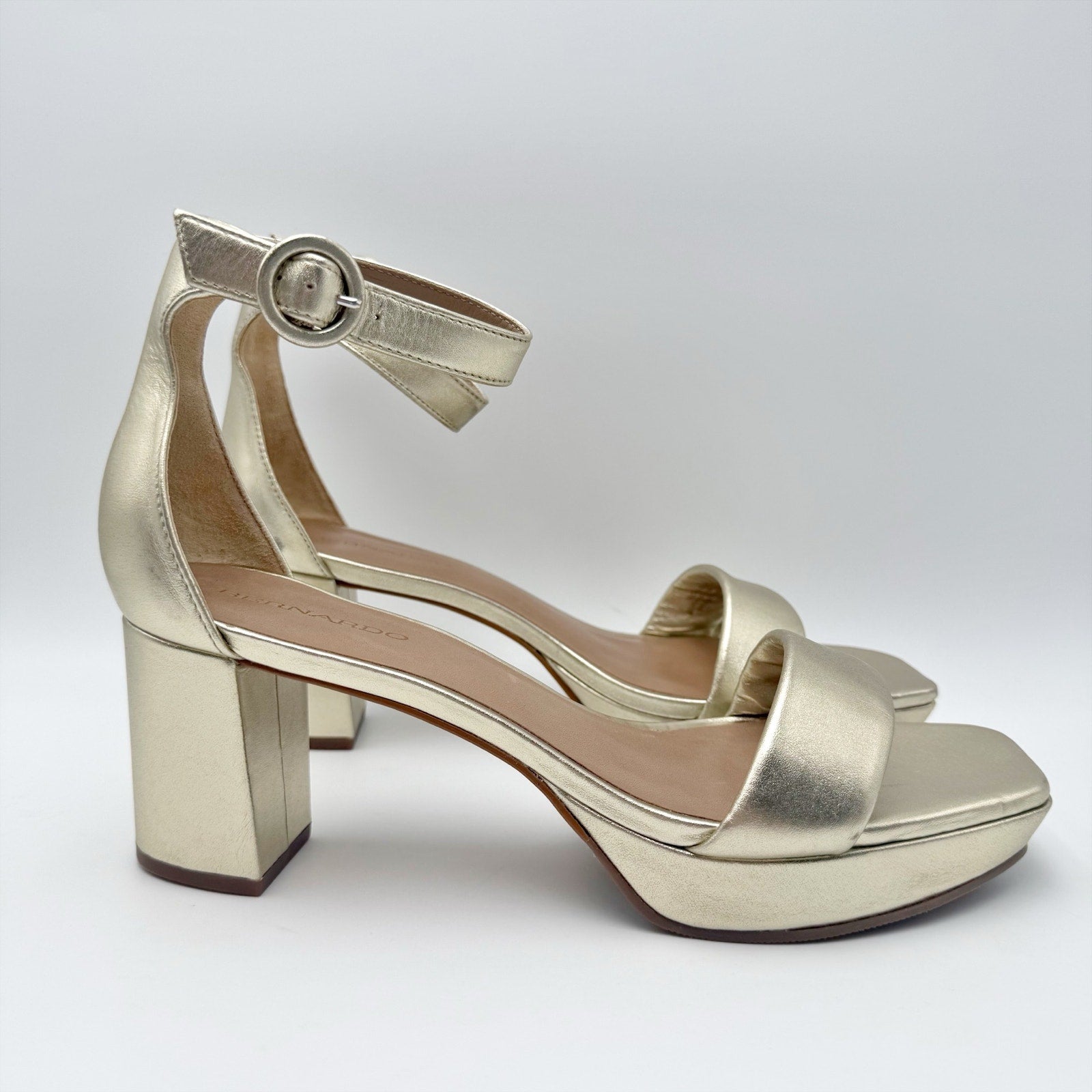 Bernardo Womens Carla Heeled Sandals Size 9.5 Champagne Leather Ankle Strap NWOB