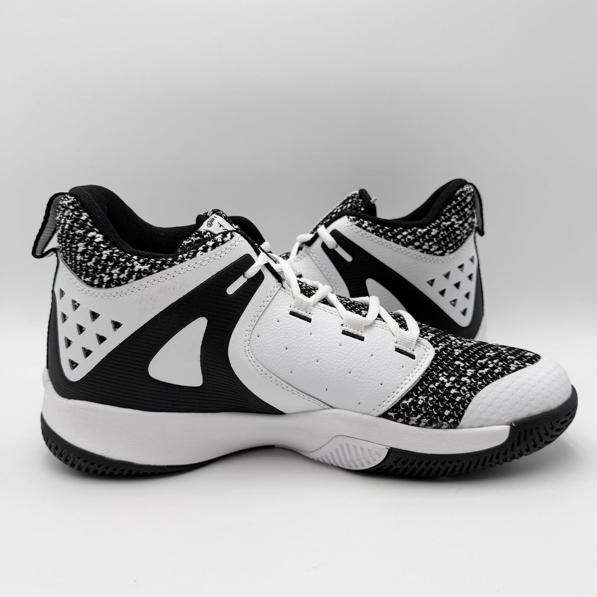 AND1 Mens Takeoff Basketball Shoes Size 11 EU 45 White Black Athletic NWOB
