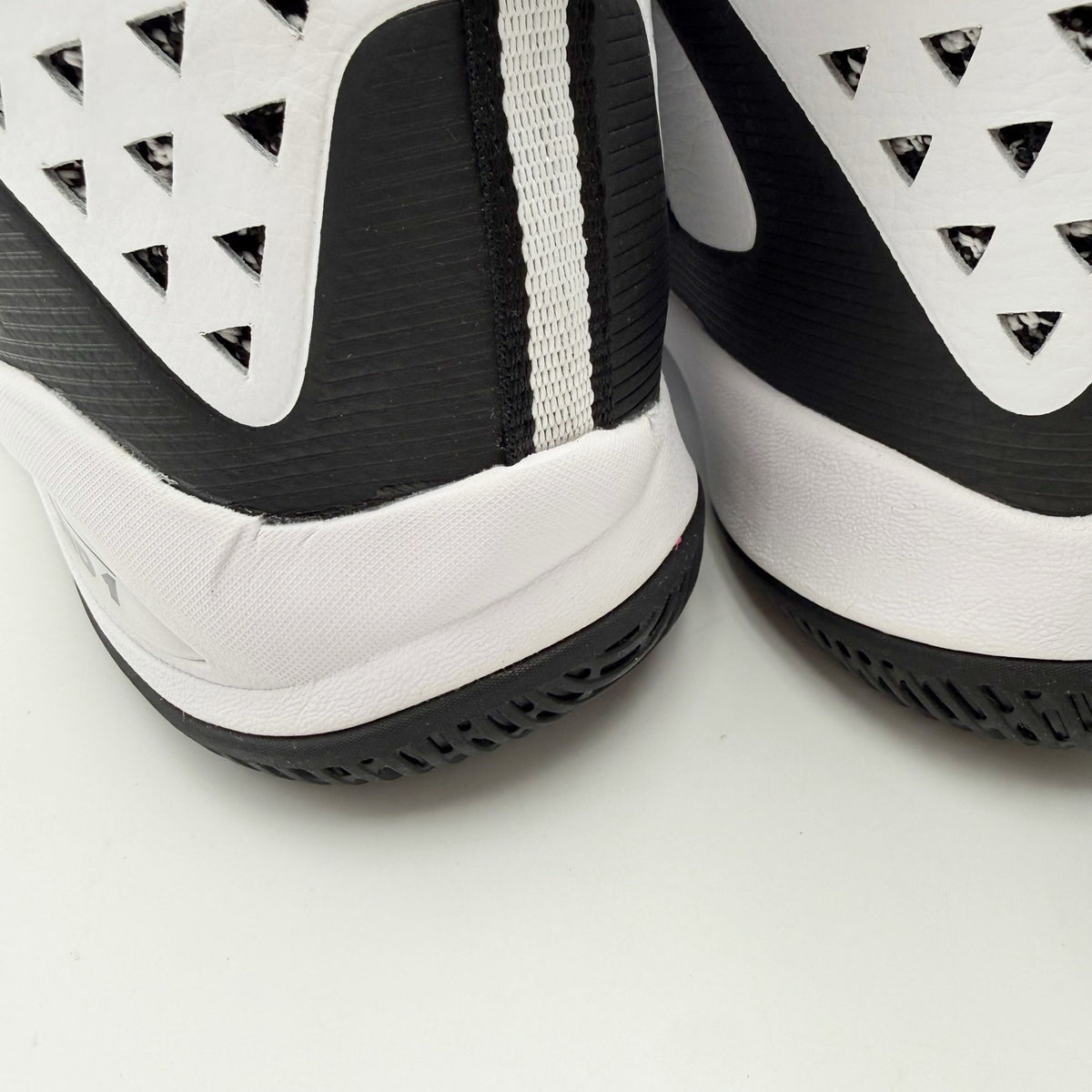 AND1 Mens Takeoff Basketball Shoes Size 11 EU 45 White Black Athletic NWOB