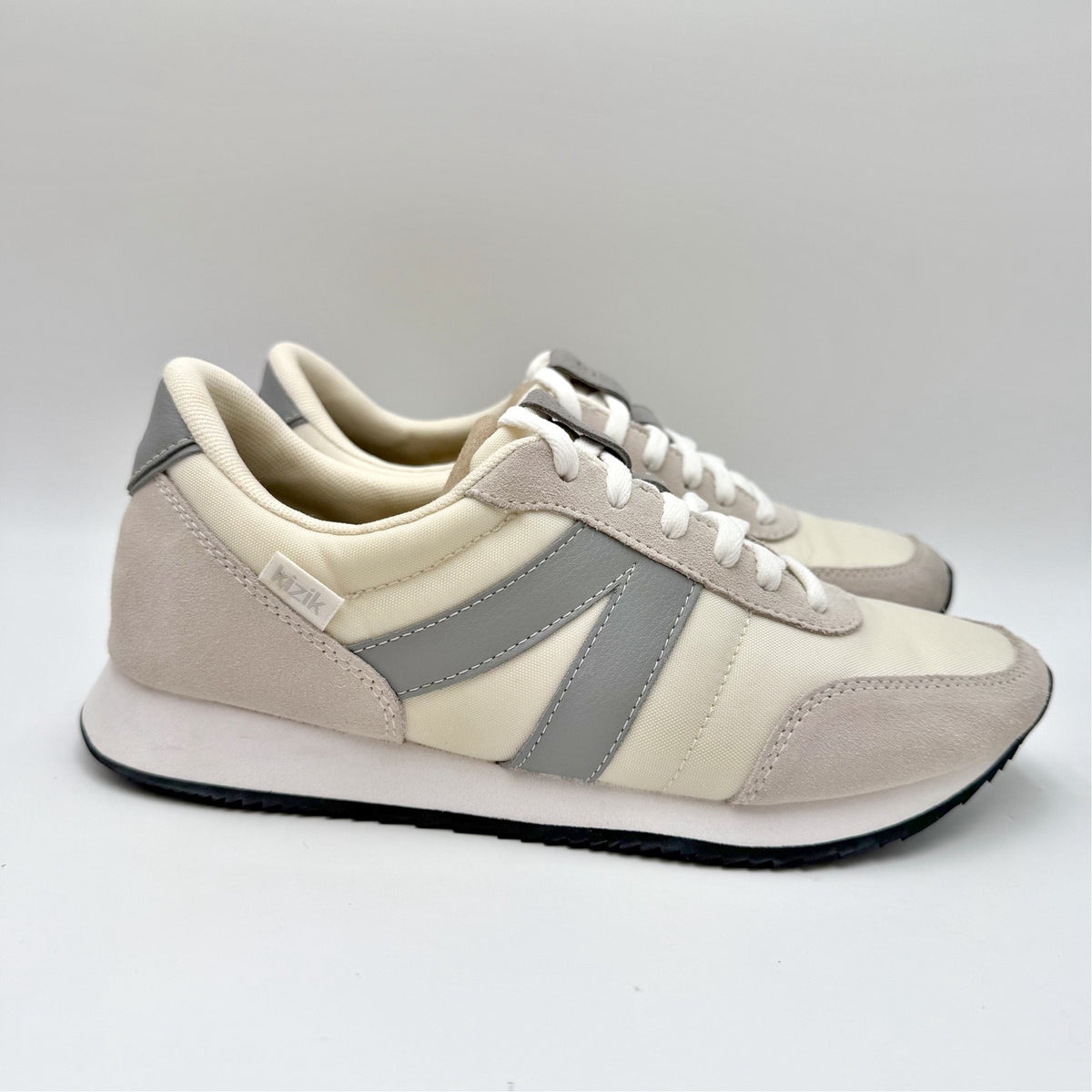 KIZIK Womens Milan Hands Free Sneakers Size 8 EU 39.5 Mist Grey Cream NIB