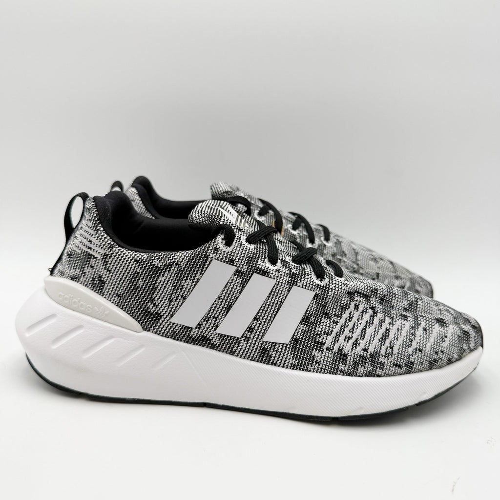 Adidas Kids Swift Run 22 Athletic Shoes Size 5 Grey White Running NWT