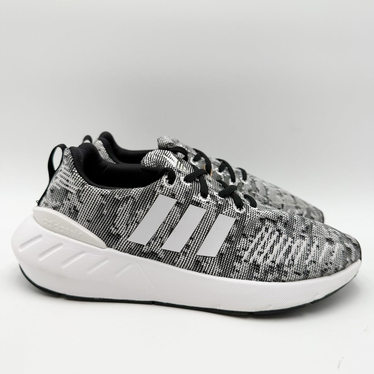 Adidas Kids Swift Run 22 Athletic Shoes Size 5 Grey White Running NWT