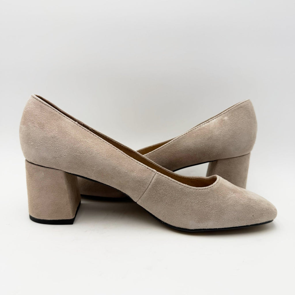 Bella Vita Womens Jilan Heel Pumps Size 8.5 Extra Wide Cream Almond Suede NWOB