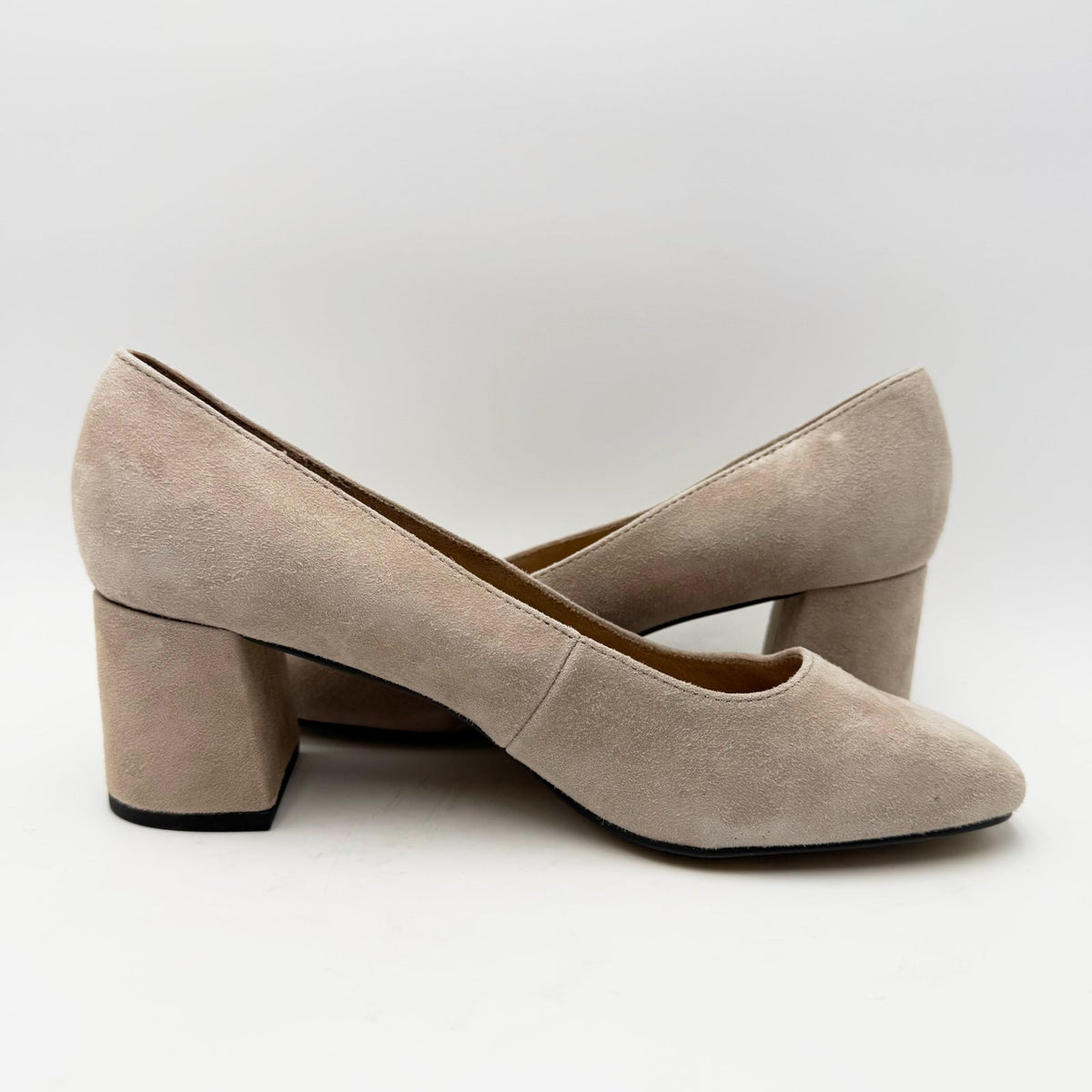 Bella Vita Womens Jilan Heel Pumps Size 8.5 Extra Wide Cream Almond Suede NWOB