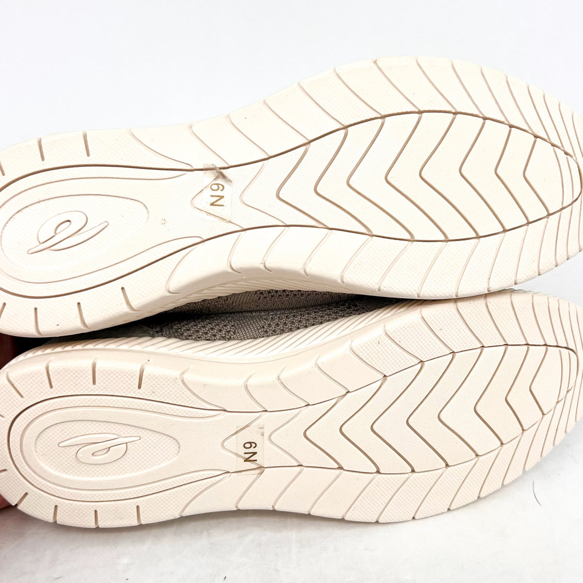 EASY SPIRIT Women's Glitz Walking Shoes Flats Size 6 Narrow Gold Slip Ons NWOB