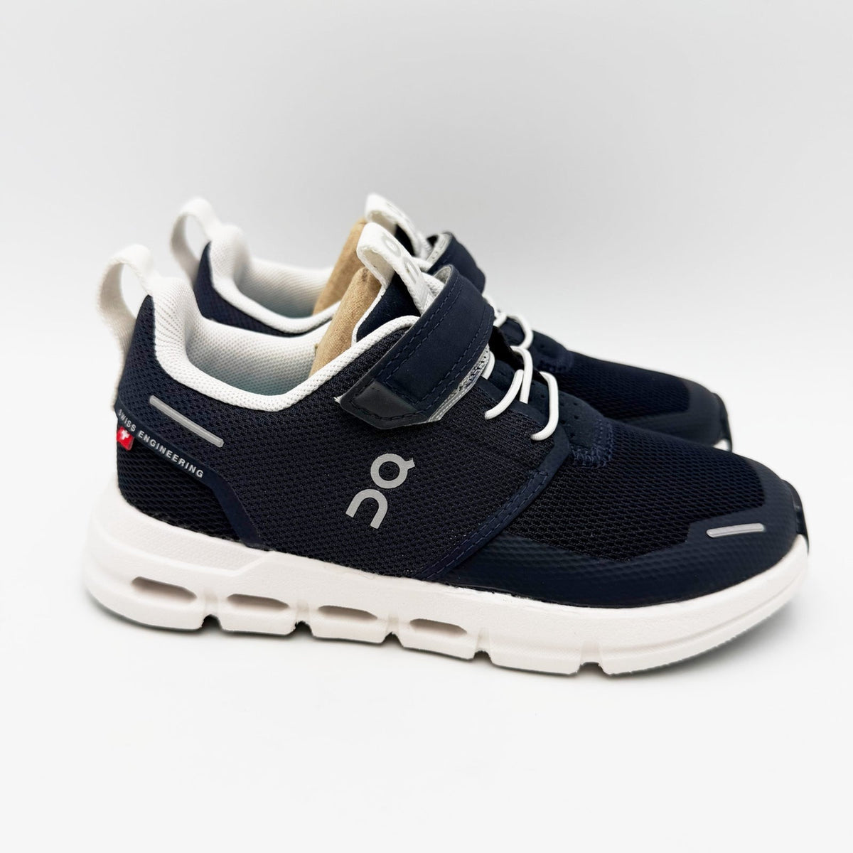 ON Kids Cloudplay Sneakers Little Kid Size 11.5 EU 29 Midnight Blue White NWOB