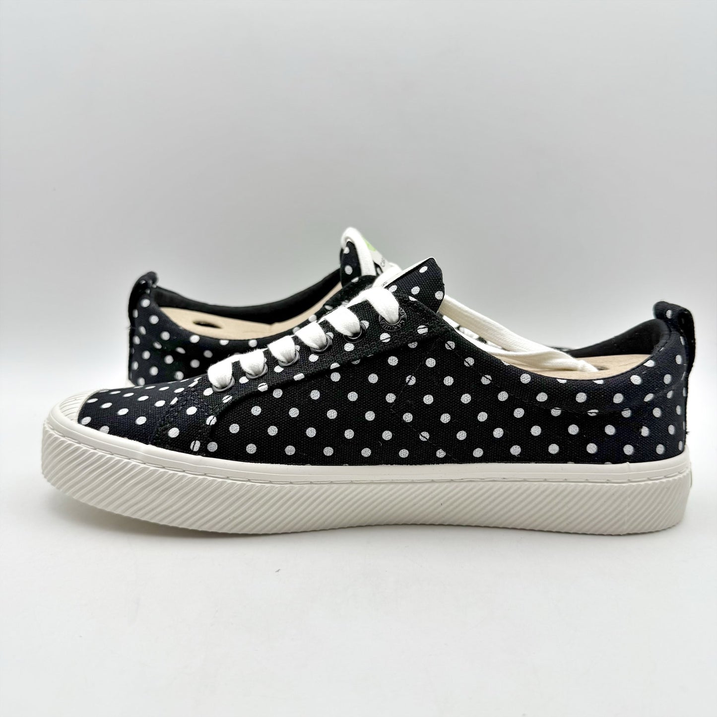 Cariuma Womens OCA Low Sneakers US 10 EU 41 Black White Canvas NIB