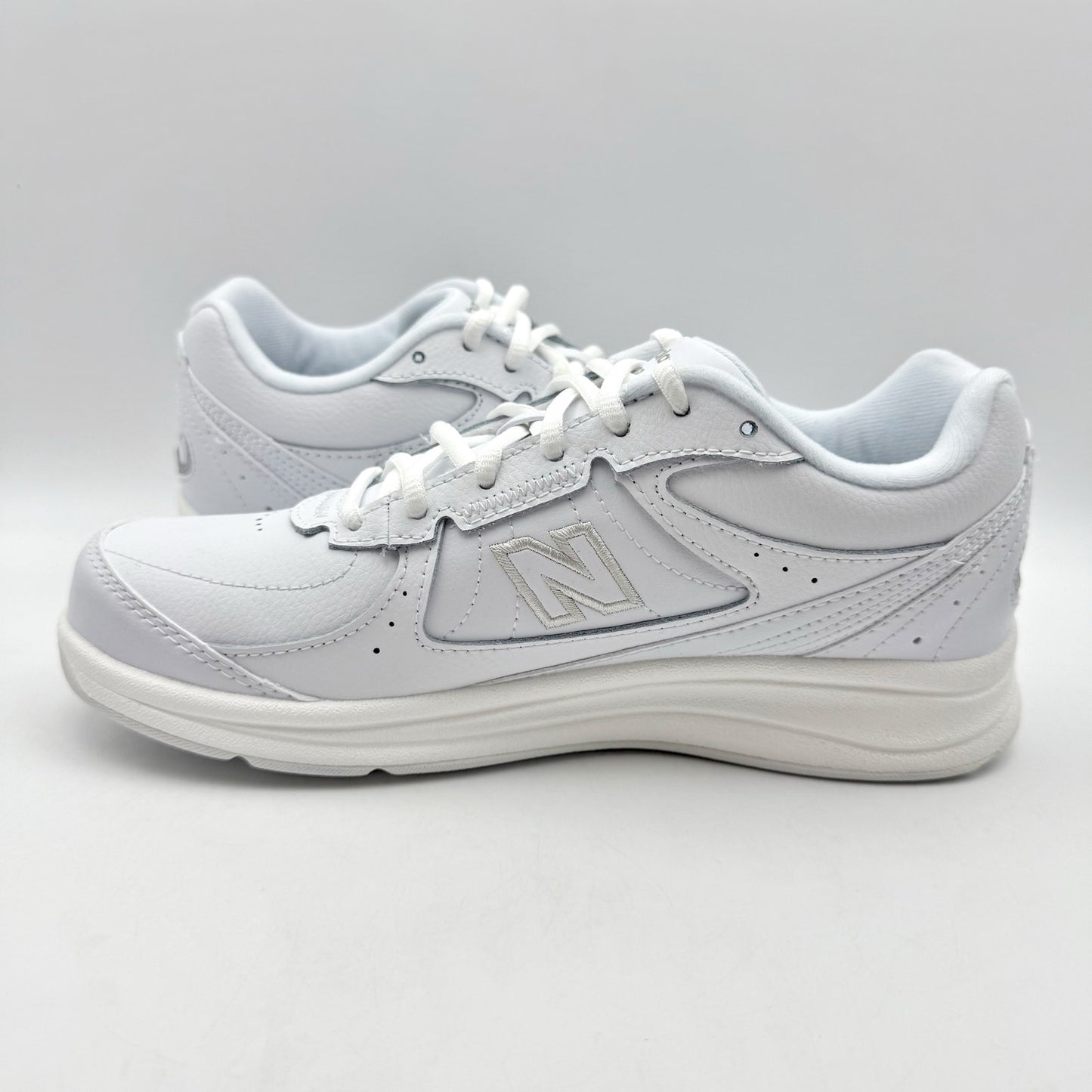 New Balance Womens 577 Walking Sneakers US 7 M White Leather Athletic NWOB