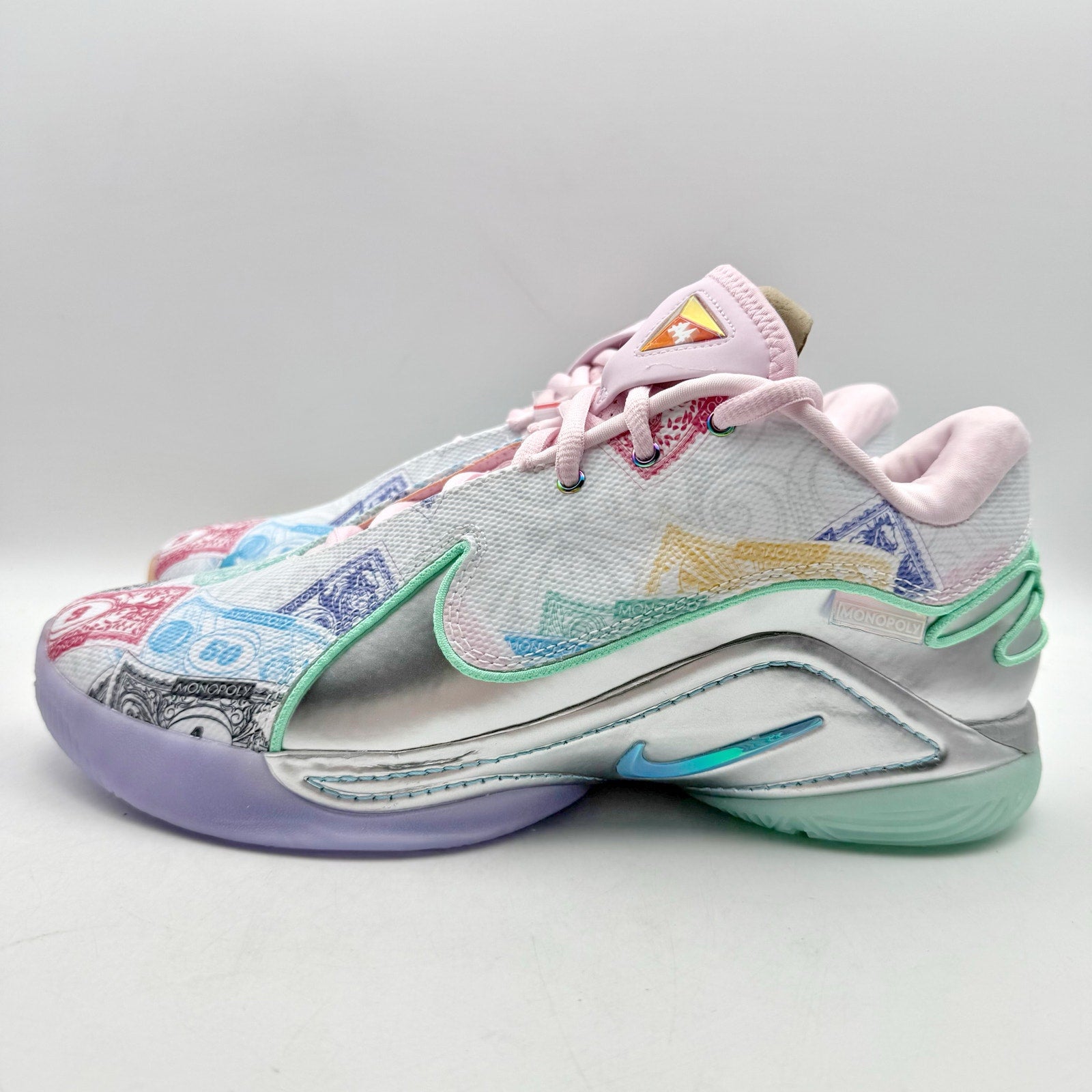 NIKE Mens Lebron XXll QS Sneakers US 10 EU 44 White Multicolor Athletic NIB