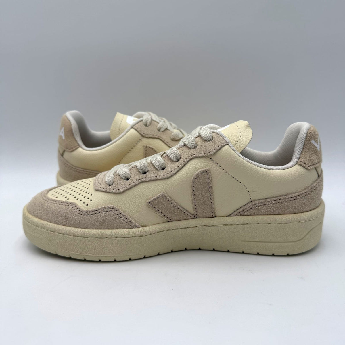 Veja Womens V-90 O.T. Leather Sneakers Size 4 EU 35 Cashew Oat Cream Beige NIB