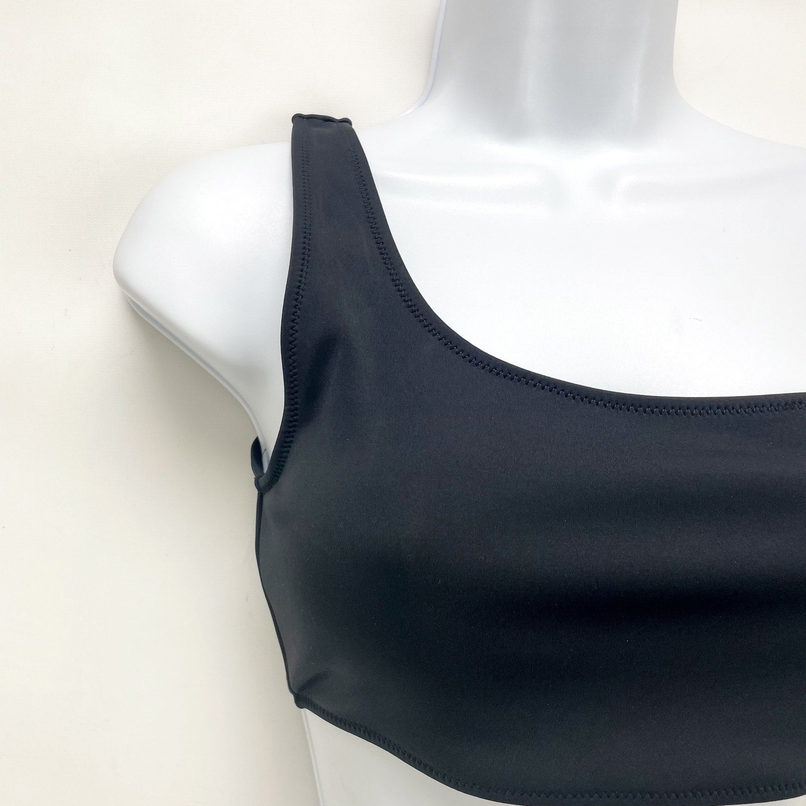 Good American Scuba Hot Shoulder Bikini Top Sz 6 US XXXL Swimwear Black NWT